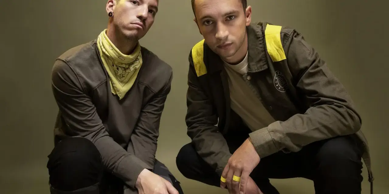 Tyler Joseph i Josh Dun, duet znany z tworzenia wyjątkowych twenty one pilots utworów, pozują w charakterystycznych strojach.