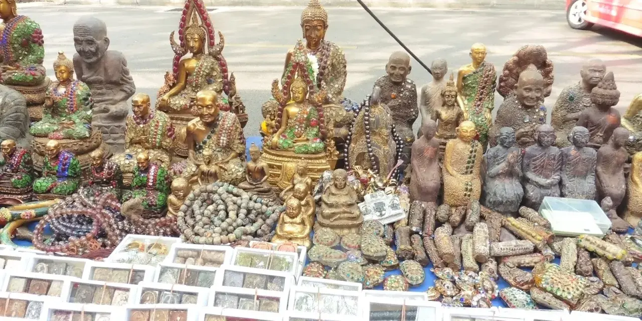 Stoisko z pamiątkami z Tajlandii: figurki Buddy, mnichów i amulety. Idealne, co przywieźć z tajlandii.
