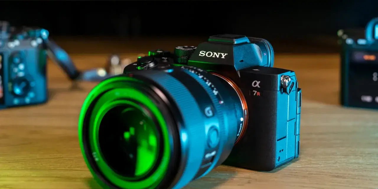 Sony a7r5 z obiektywem o zielonym blasku, gotowy do uchwycenia niezwykłych chwil.