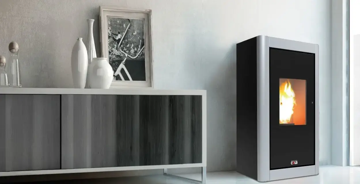 Stufa a pellet da 8 kW con fiamme vive. Arreda un soggiorno moderno con un mobile contenitore e decorazioni.