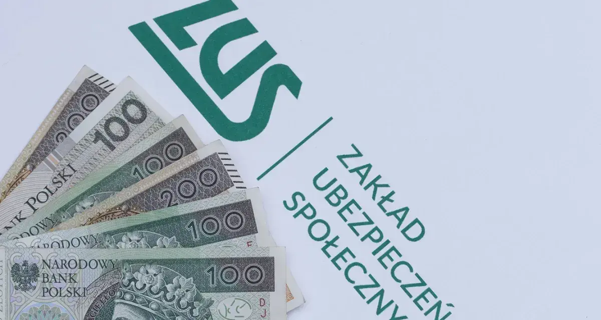 Pieniądze na tle logo ZUS. Zastanawiasz się nad swoim subkontem ZUS i przyszłością?