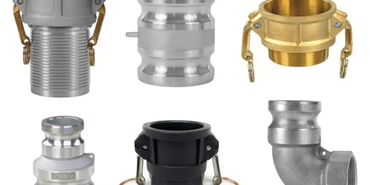 Różne typy złączek camlock: aluminiowe, mosiężne i czarne, w tym kolanko.