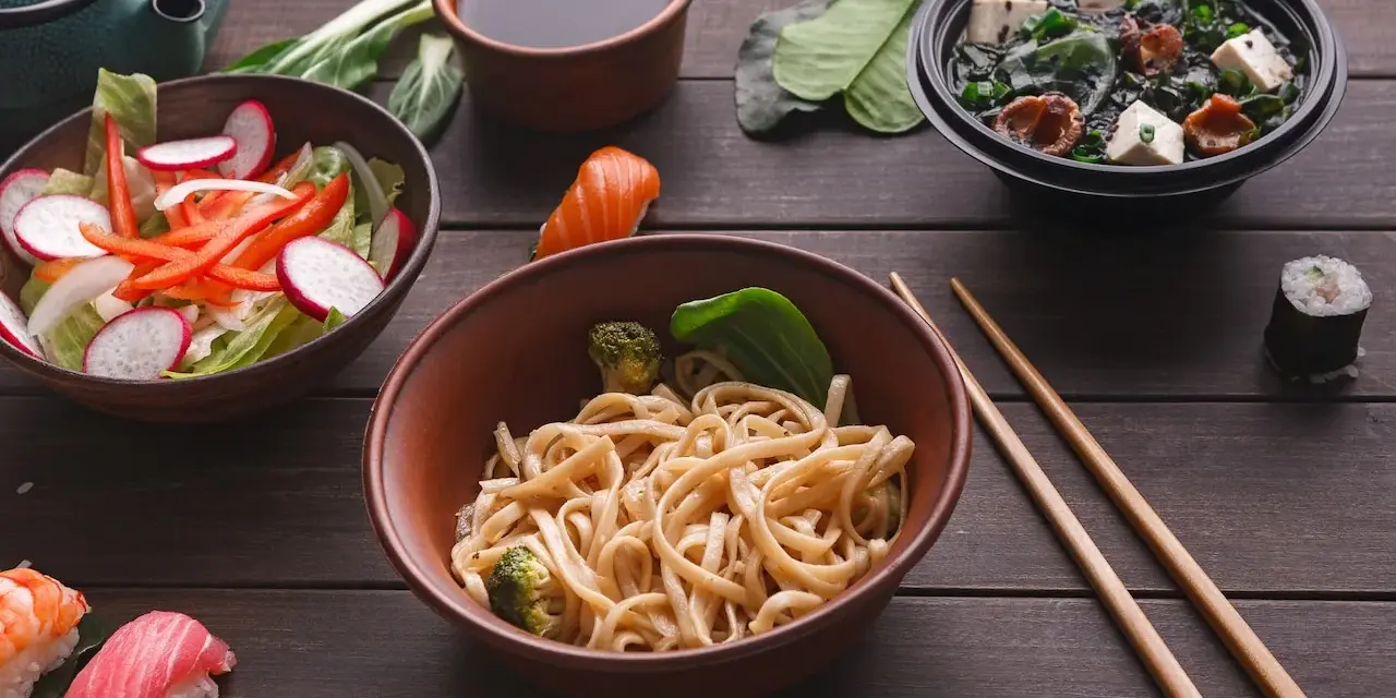 Sos sojowy do czego? Do makaronu z brokułami, zupy miso, sałatki z rzodkiewką i sushi. Pyszny azjatycki posiłek.