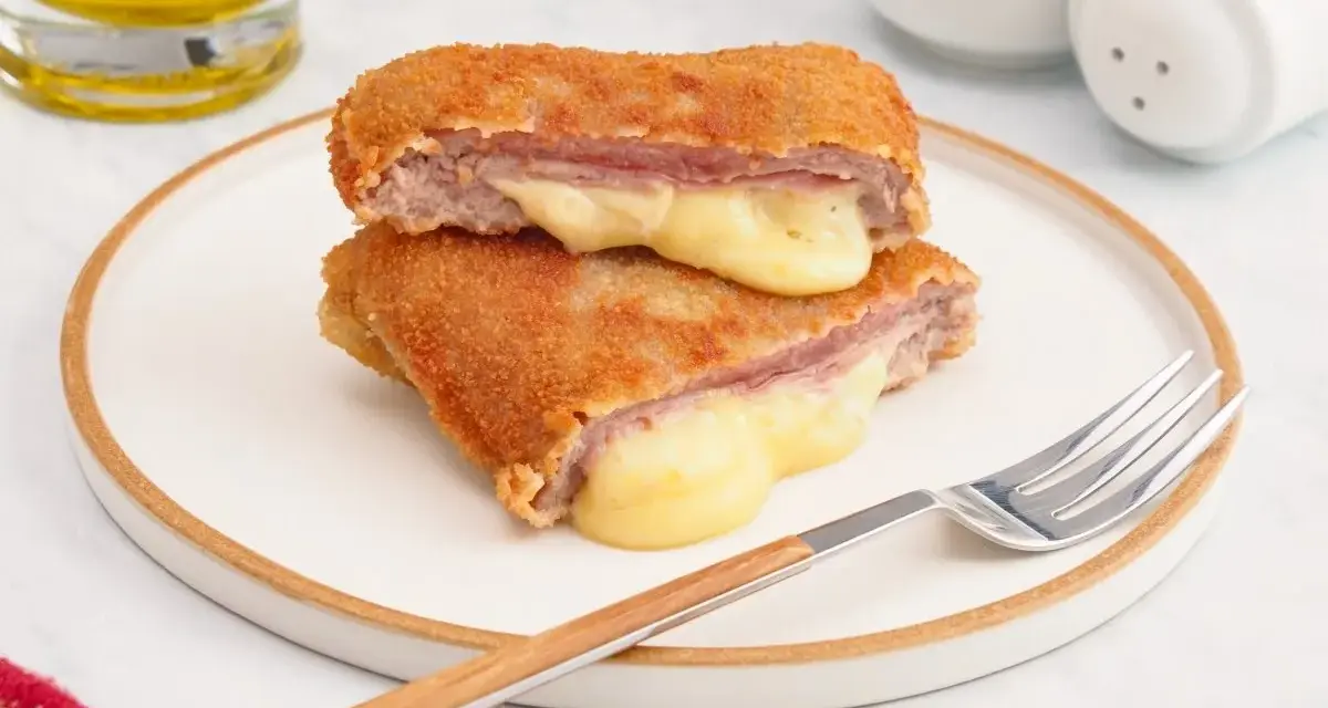 Dos deliciosos cordon bleu Francia, crujientes por fuera y con queso fundido desbordándose. ¡Un manjar!