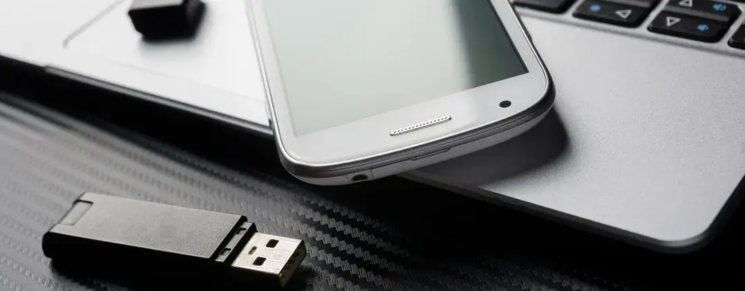 Jak podłączyć pendrive do telefonu bez OTG i uniknąć problemów z transferem