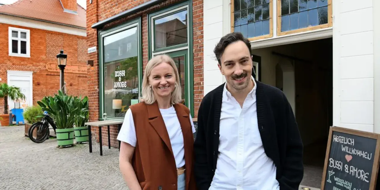 Zwei Personen vor dem "Bussi & Amore" im Holländischen Viertel Potsdam.
