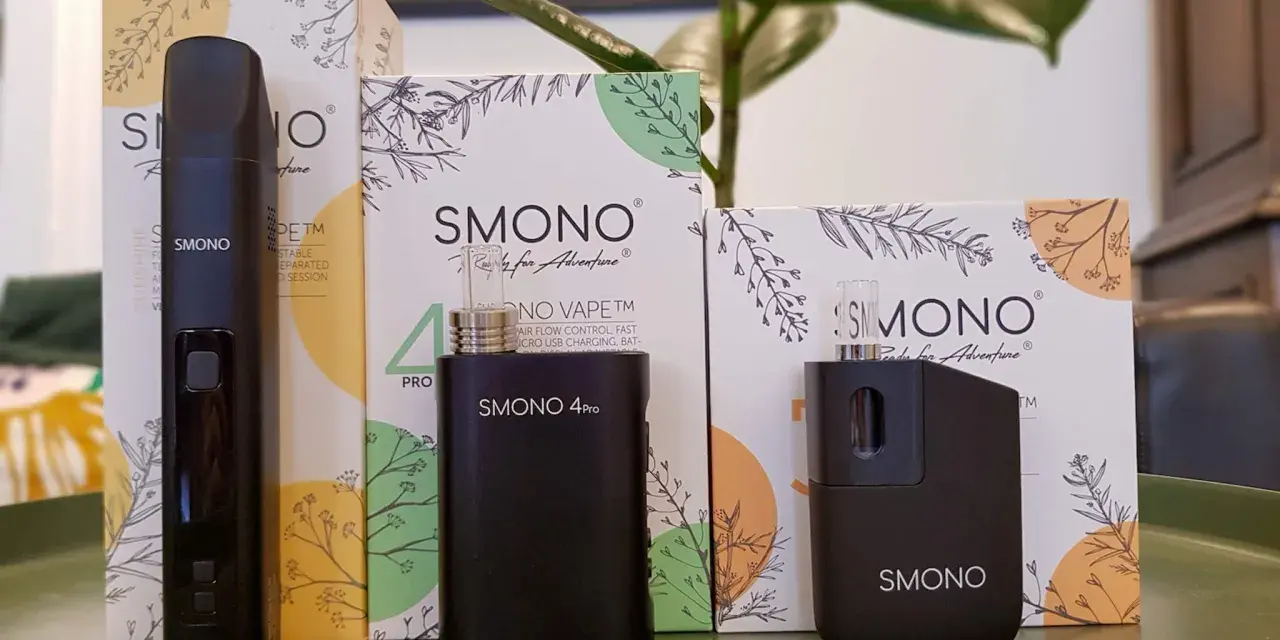 Tres vaporizadores negros de la marca Smoant, junto a sus cajas con diseños botánicos, listos para la aventura.