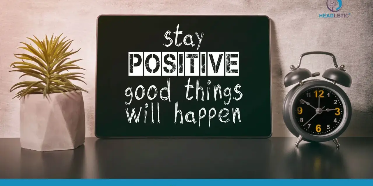 Guten Morgen Affirmationen: Ein Tablet mit der Aufschrift "stay POSITIVE good things will happen" neben einer Topfpflanze und einem Wecker.