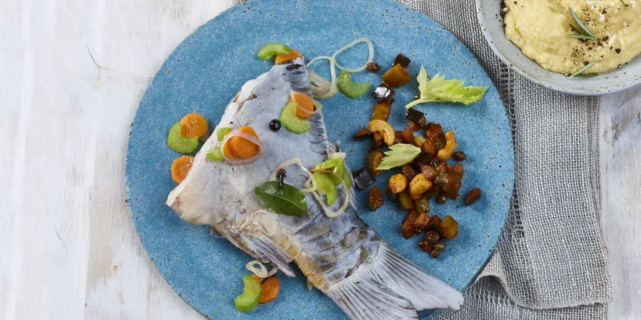 Gegrillter Karpfenkopf mit karamellisierten Nüssen und Rosmarin-Polenta. Was isst man zu Karpfen? Hier eine köstliche Variante!