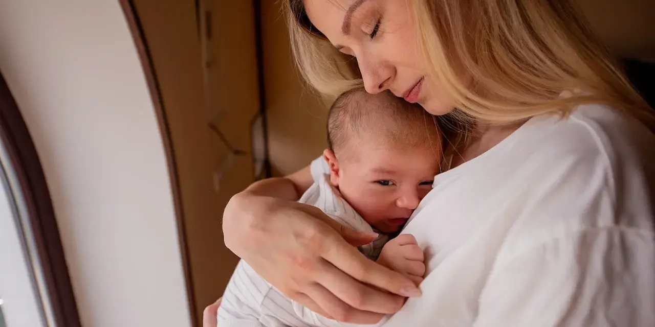 Ciepłe objęcia mamy, maleńkie dłonie tulące się do piersi. To kwintesencja bycia mamą, miłość w najczystszej postaci.