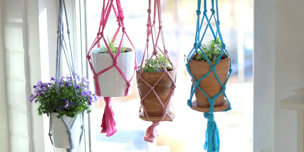 Kwietnik na ścianę DIY: Makrama, drewno, loft krok po kroku