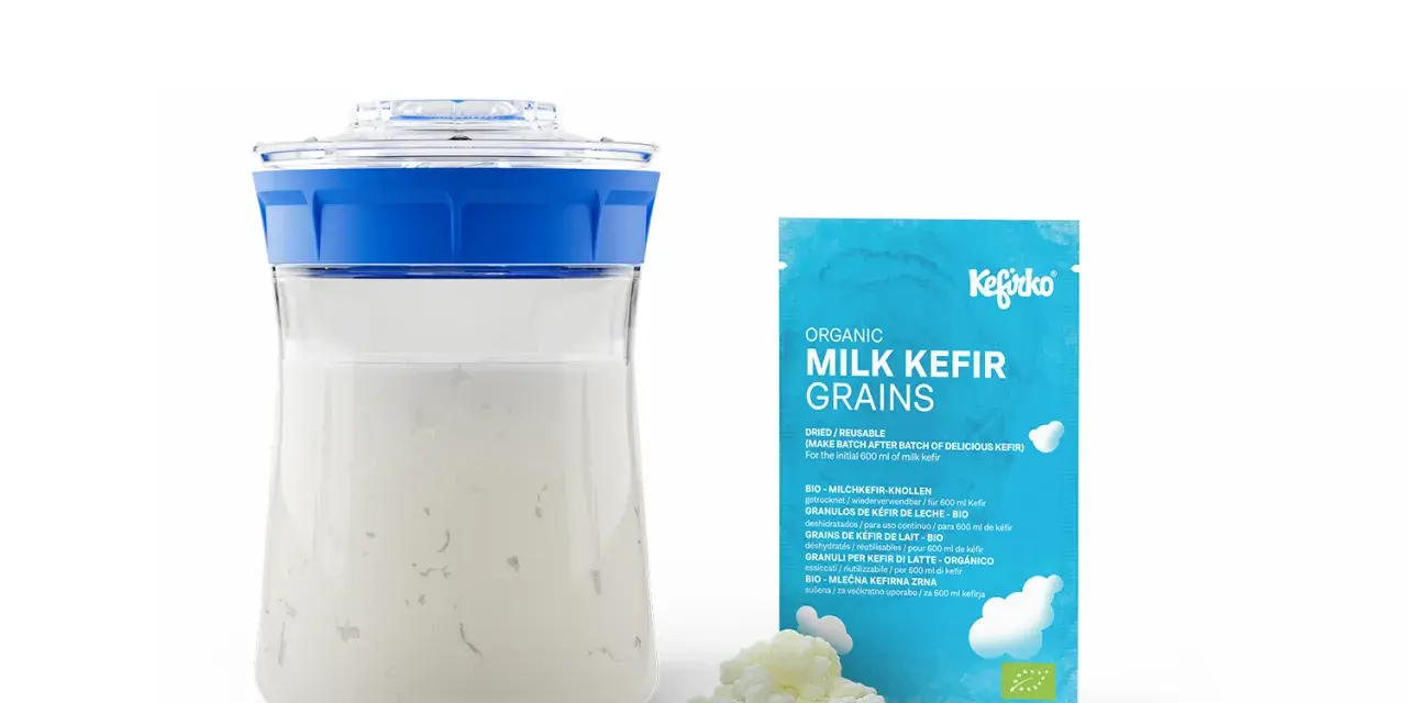 Kefirko Bio Milch Kefir Körner für gesunden Kefir. Ein Glas mit Kefir und eine Packung mit Kefir-Körnern.