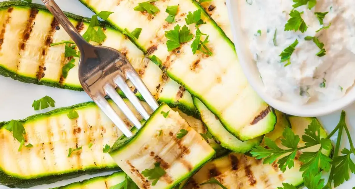 Calabacín a la plancha con un toque de perejil fresco, servido con una cremosa salsa de yogur. ¡Un plato ligero y delicioso!