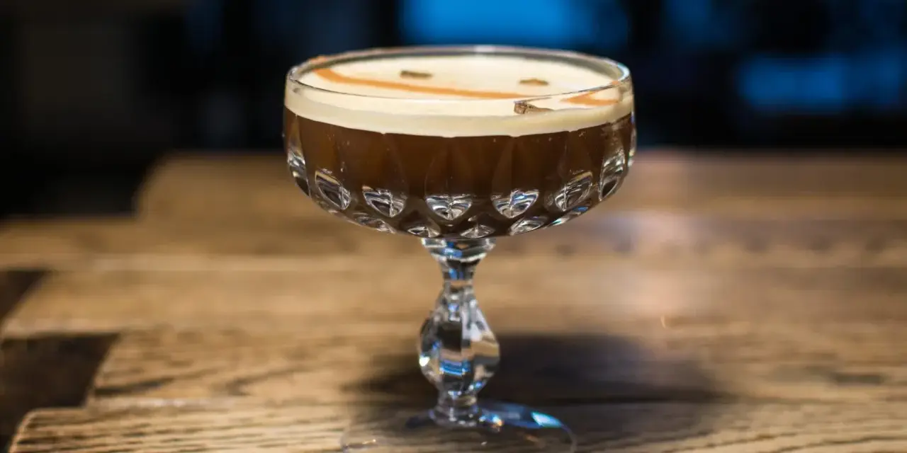 Elegancki Espresso Martini z pianką i cynamonem, czy może Irish Coffee? Ten drink wygląda kusząco.