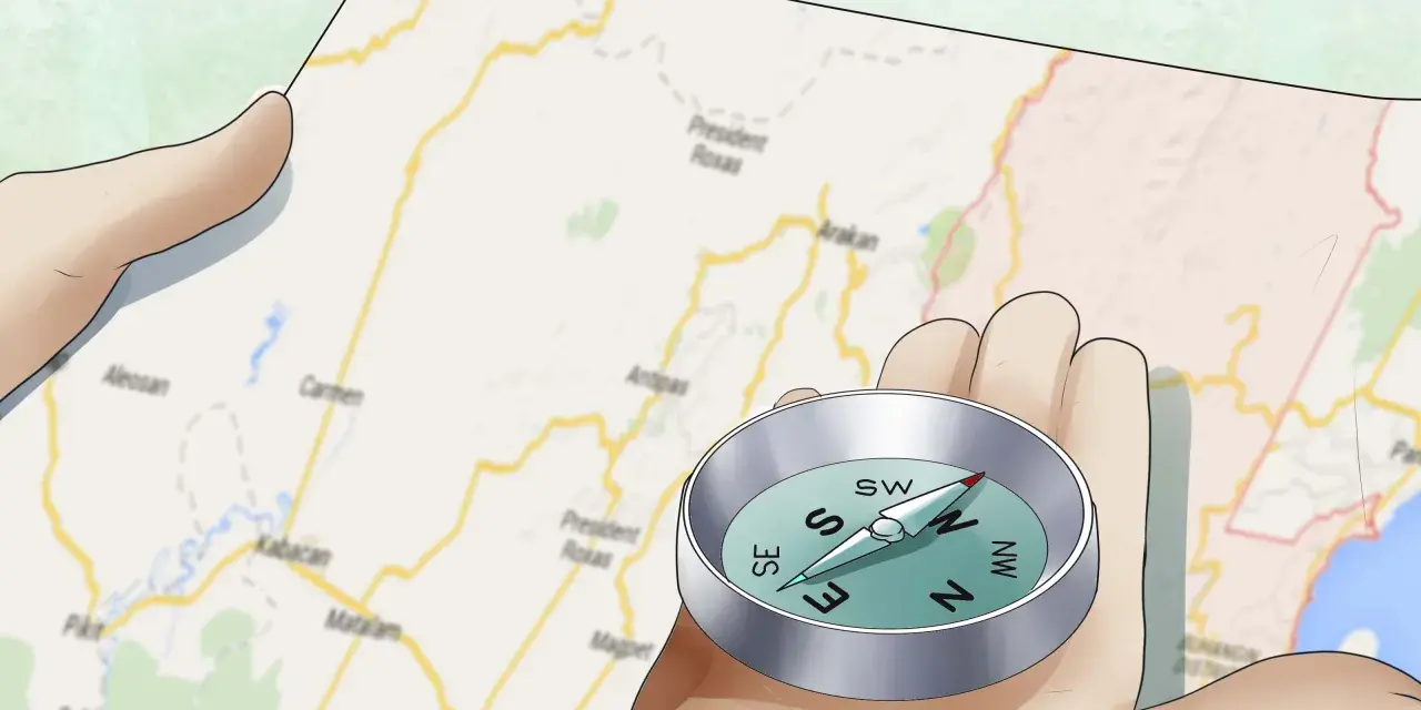 Mani che tengono una mappa e una bussola, per capire cos'è l'orienteering e come orientarsi.