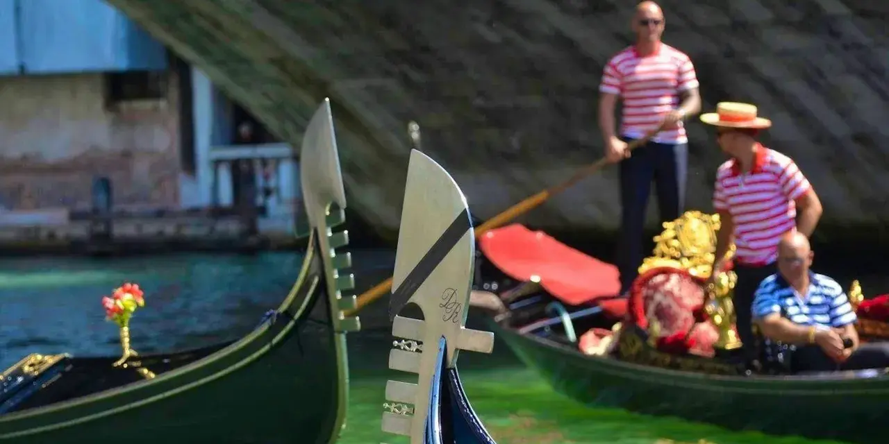 Gondolieri in Venezia, con le loro gondole, navigano sui canali. Chissà quanto guadagna un gondoliere per questa magica esperienza.