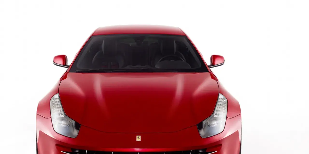 Czerwone Ferrari FF z przodu, z widocznymi reflektorami i grillem.
