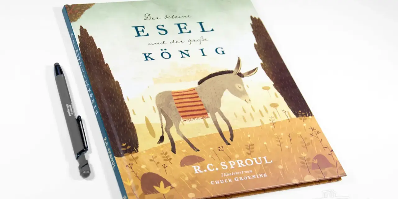 Der kleine Esel und der große König, inspiriert von Sacharja 9,9. Ein Buchcover mit einem Esel, der eine Decke trägt, und zwei Bäumen.