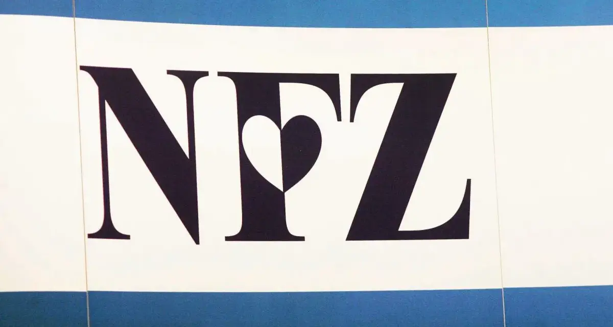 Logo NFZ z sercem w środku na tle niebiesko-białych pasów.