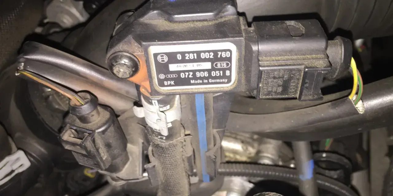 Czujnik ciśnienia doładowania Audi A6 C6 3.0 TDI, o numerach 07Z 906 051 B, znajduje się w okolicach kolektora dolotowego.