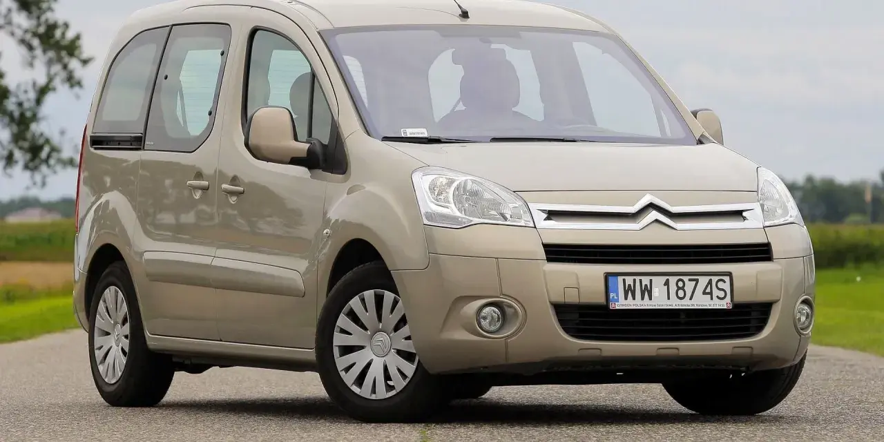 Beżowy Citroen Berlingo 1.6 HDI na drodze, z zielonym polem w tle.