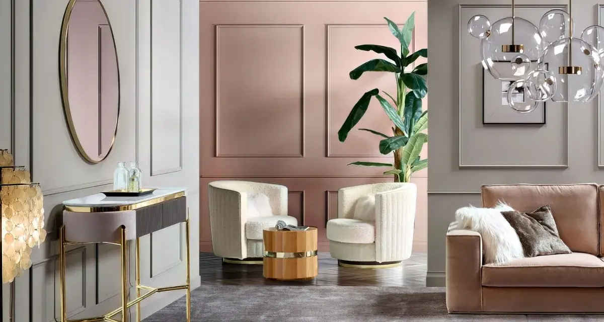 Un salotto elegante con pareti rosa antico e oro, divano in velluto, poltrone soffici e un tavolino in legno.