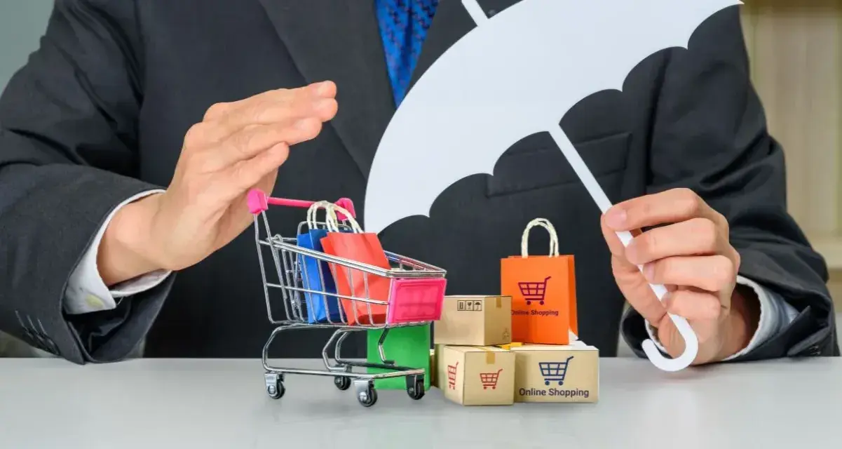Biznesmen chroni zakupy online parasolem, symbolizując brak znamion czynu zabronionego w handlu.