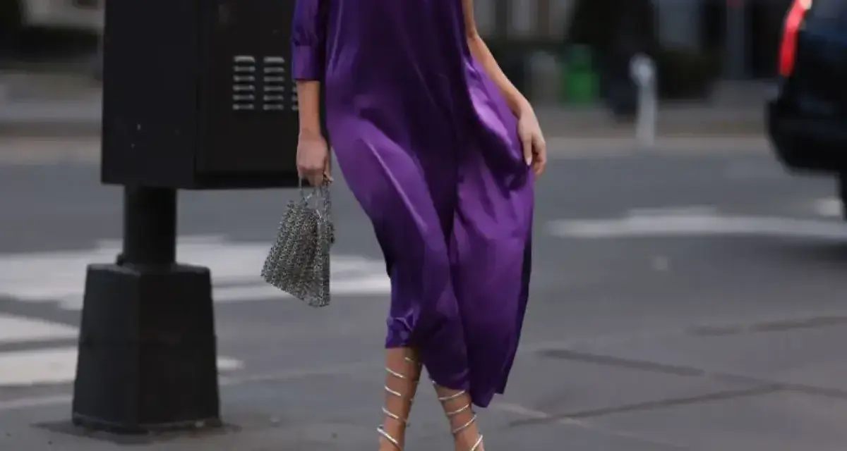 Elegancka fioletowa sukienka i srebrne sandałki na obcasie. Idealne buty do fioletowej sukienki na wieczór.