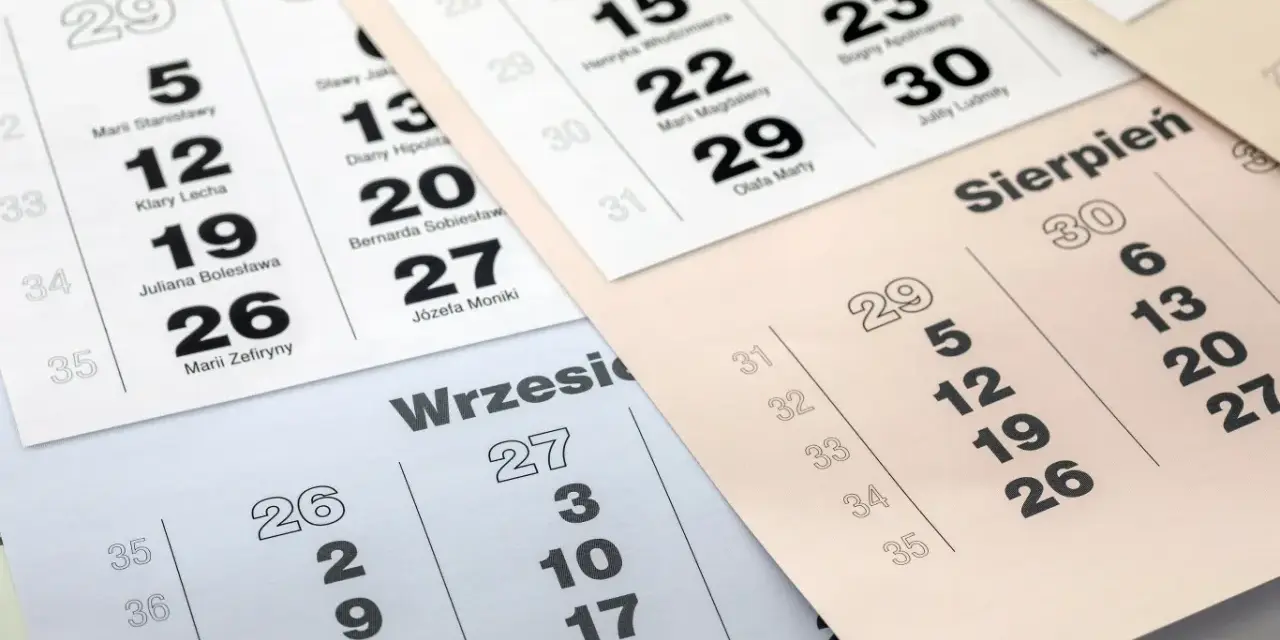 Fragmenty kalendarzy z zaznaczonymi datami i nazwami miesięcy.