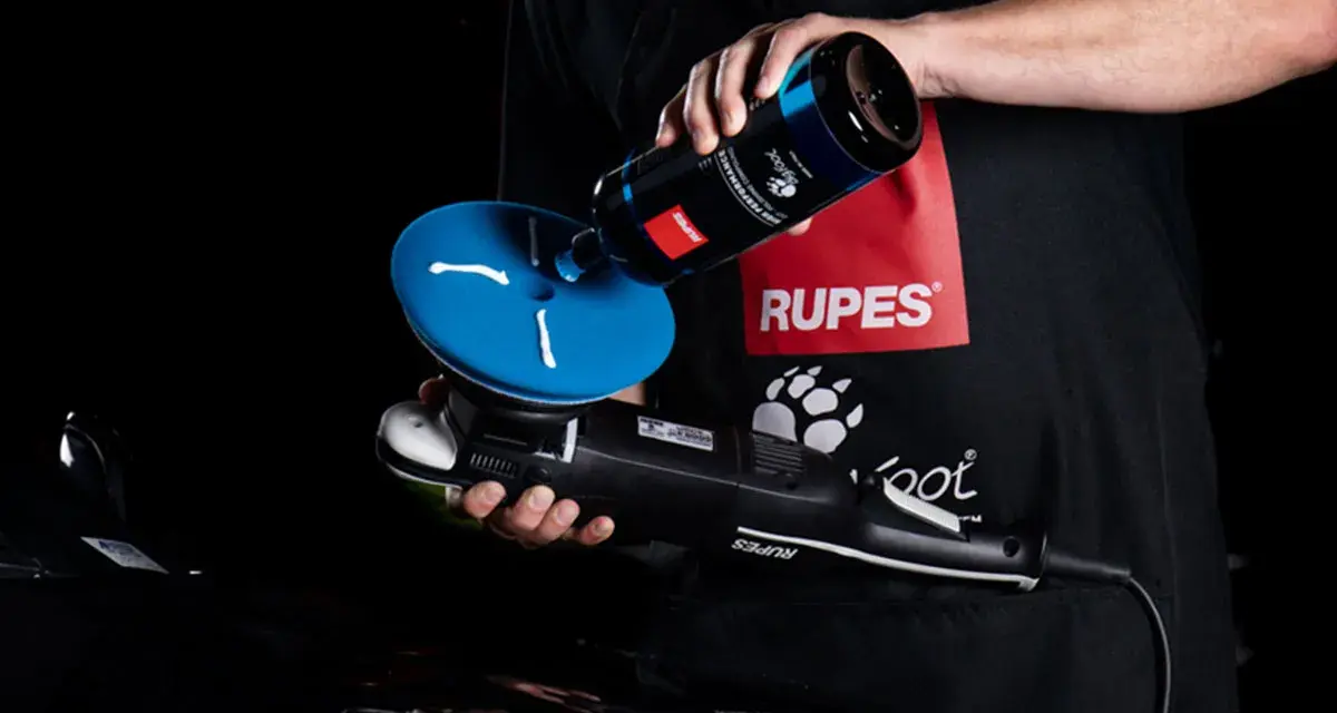 Person applicerar Rupes da coarse polermedel på en polertrissa.