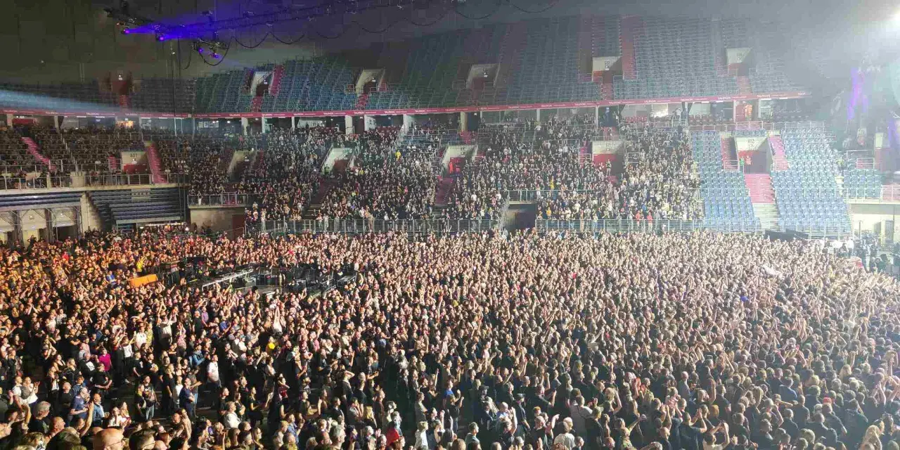 Tłum fanów na koncercie w Krakowie, prawdopodobnie Justin Timberlake.