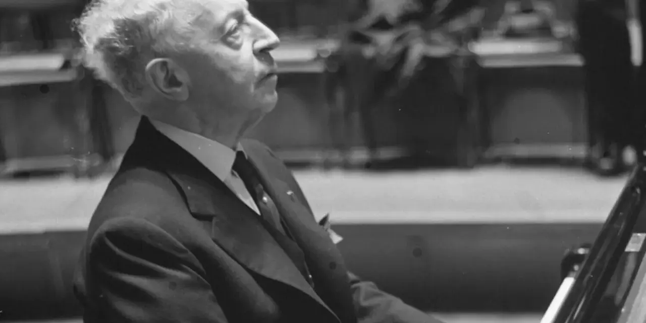 Artur Rubinstein, mistrz fortepianu, w skupieniu grający. Ciekawostki o jego życiu i karierze są fascynujące.