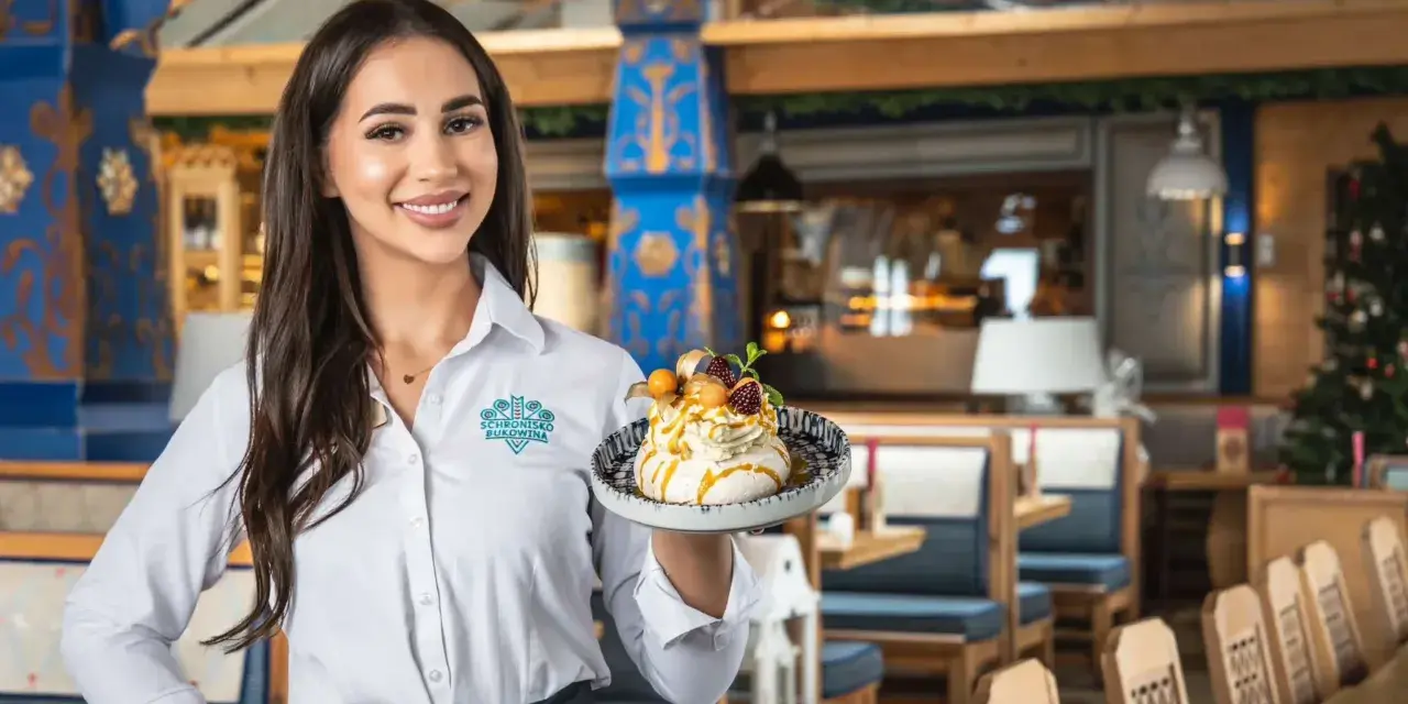 Kelnerka serwuje deser w restauracji w Bukowinie Tatrzańskiej z muzyką na żywo.