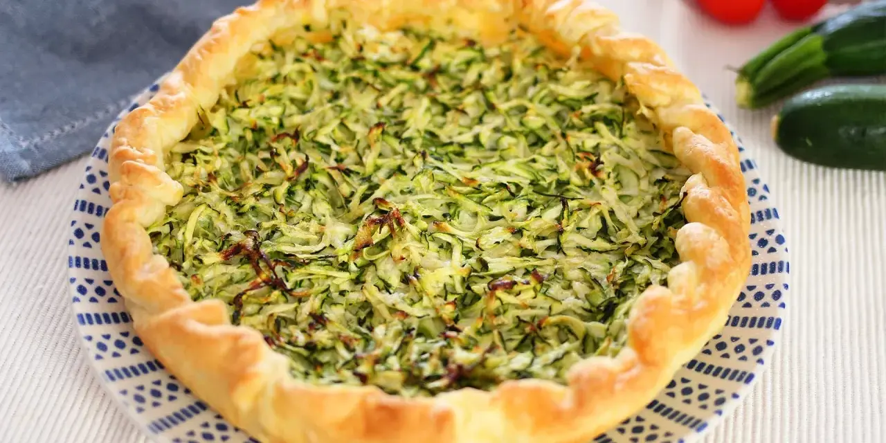 Torta salata con zucchine e ricotta, un piatto gustoso e leggero, perfetto per ogni occasione.