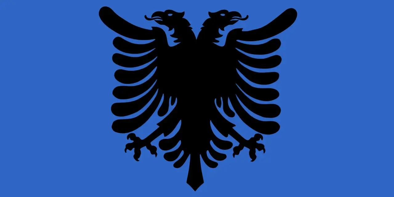 Czarny dwugłowy orzeł na niebieskim tle – to godło Albanii, symbol wolności i suwerenności.