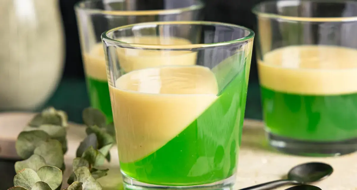 Zwei Schichten Wackelpudding, grün und gelb, in Gläsern. Perfekt, um Wackelpudding selber machen zu lernen und zu genießen.