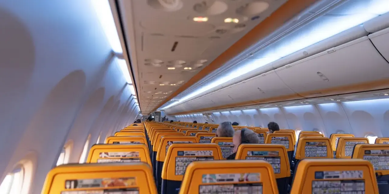 Ile jest miejsc w samolocie Ryanair? Zaskakujące fakty o pojemności