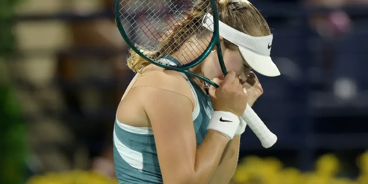 Tenisistka po przegranym punkcie na korcie w Dubaju, marząc o zwycięstwie w turnieju tenis dubaj 2025.