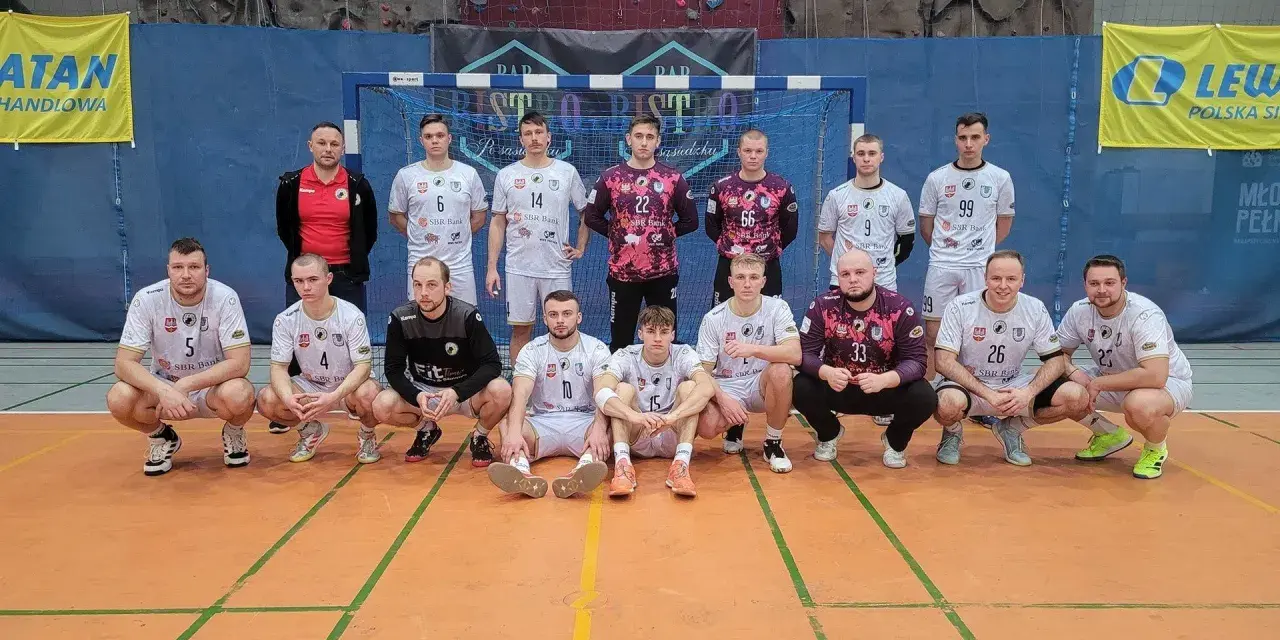 Drużyna piłkarzy ręcznych Włókniarz Konstantynów pozuje do zdjęcia.