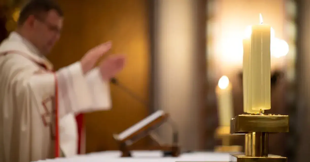 Ksiądz w kościele błogosławi wiernych. Czy poniedziałek wielkanocny to święto nakazane? Tak, tego dnia msza jest obowiązkowa.