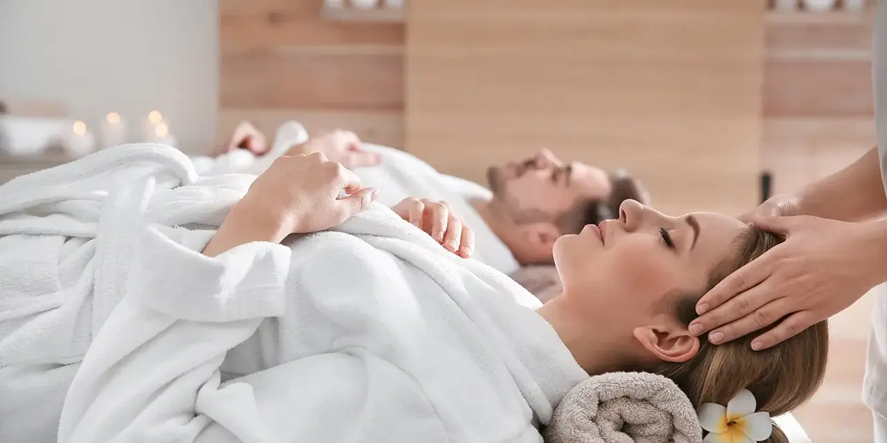 Para radzi sobie z objawami stresu przedślubnego, relaksując się na masażu. To sposób na zachowanie spokoju i cieszenie się dniem ślubu.