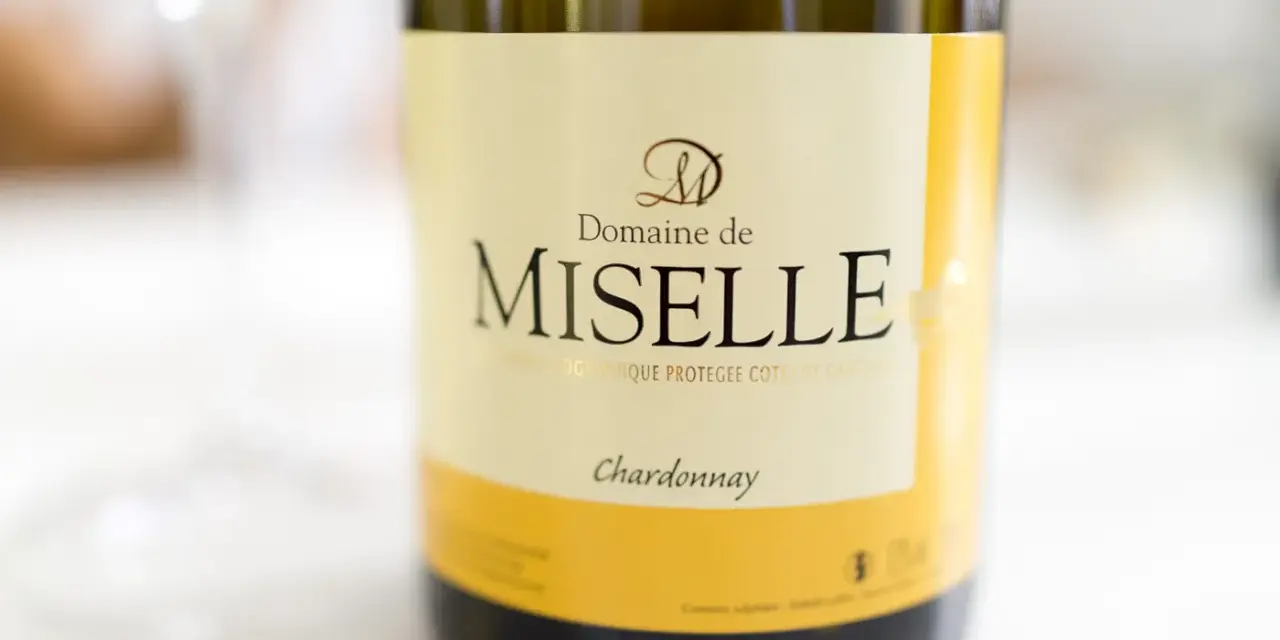 Butelka wina Domaine de Miselle, z wyraźnym napisem "Chardonnay". Idealne na letnie wieczory.
