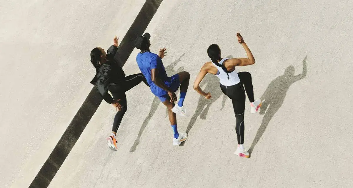 Tres corredores entrenan juntos, preparándose para las medias maratones España.