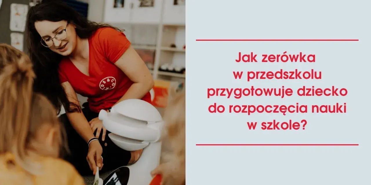 Nauczycielka z zerówki pokazuje dzieciom robota. Zerówka przygotowuje do szkoły.