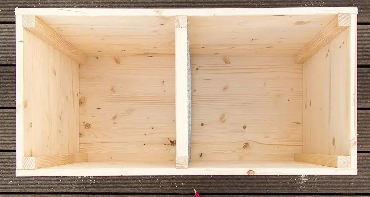 Holzkiste mit zwei Fächern, bereit zum wurmkiste selber bauen.