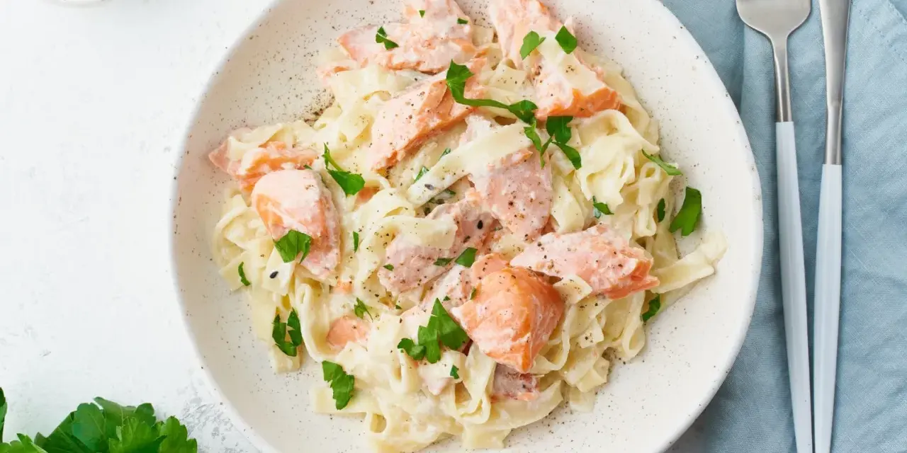 Pasta con salmón y nata cremosa: Receta de chef, ¡sin fallos!