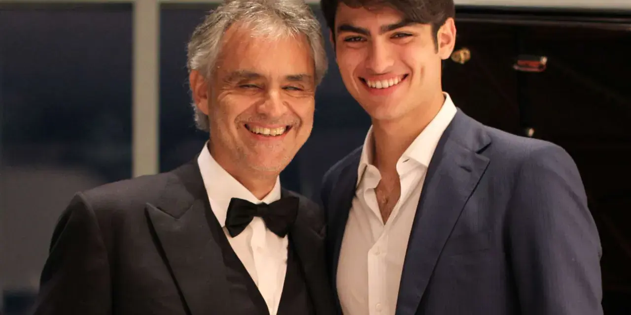 Andrea Bocelli młody i jego syn Matteo, obaj uśmiechnięci, w eleganckich strojach.
