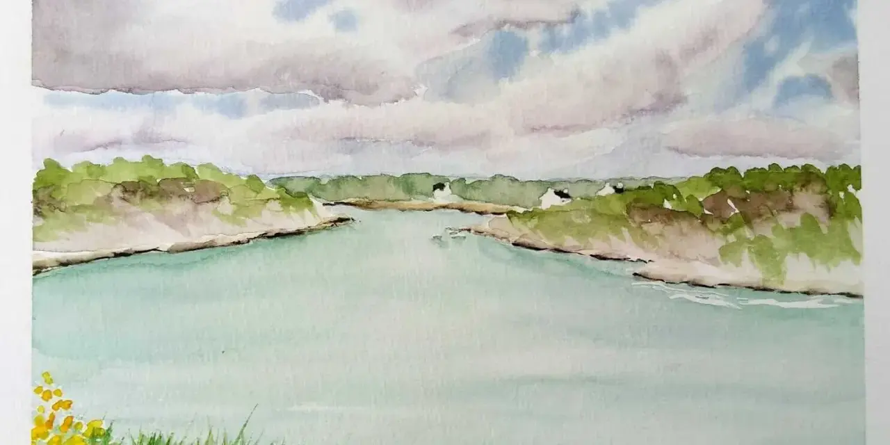 Aquarelle d'un paysage avec une rivière, des arbres verts et un ciel nuageux.
