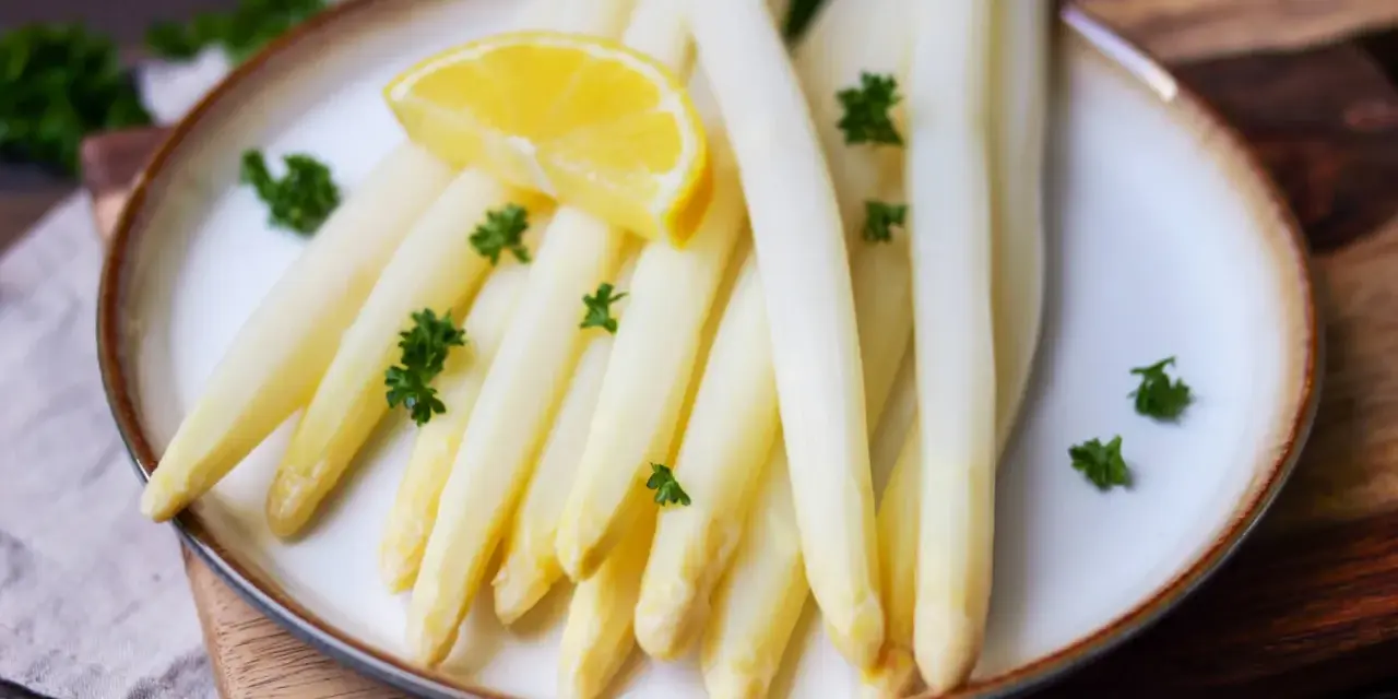 Gekochter weißer Spargel mit Zitrone und Petersilie. Spargel kochen wie lange? Perfekt gegart, zart und köstlich.