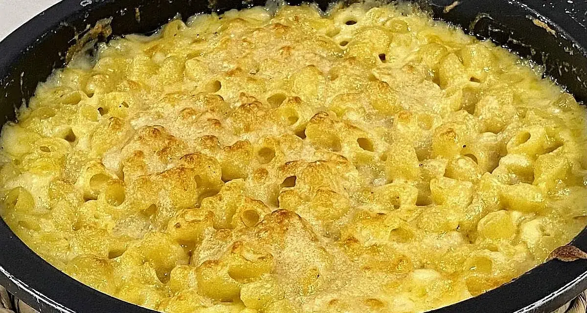 Macarrones con queso horneados hasta dorar, burbujeantes y deliciosos.